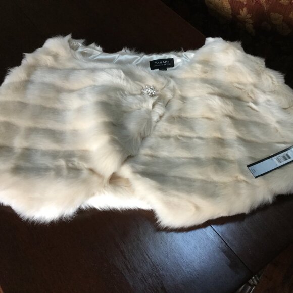 Tahari Women Size L Faux Fur Cape Wrap Capelet Champagne Pearl Brooch NWT $119 - Picture 3 of 12